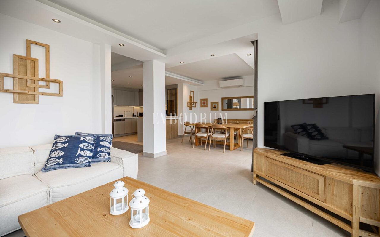 Tamamen yenilenmiş özel havuzlu ve deniz manzaralı müstakil ev