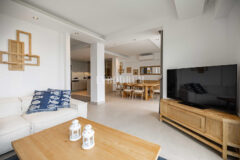 Tamamen yenilenmiş özel havuzlu ve deniz manzaralı müstakil ev