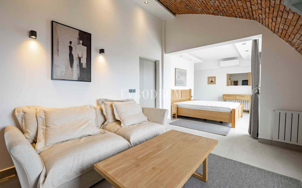 Tamamen yenilenmiş özel havuzlu ve deniz manzaralı müstakil ev