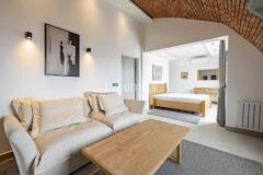 Tamamen yenilenmiş özel havuzlu ve deniz manzaralı müstakil ev