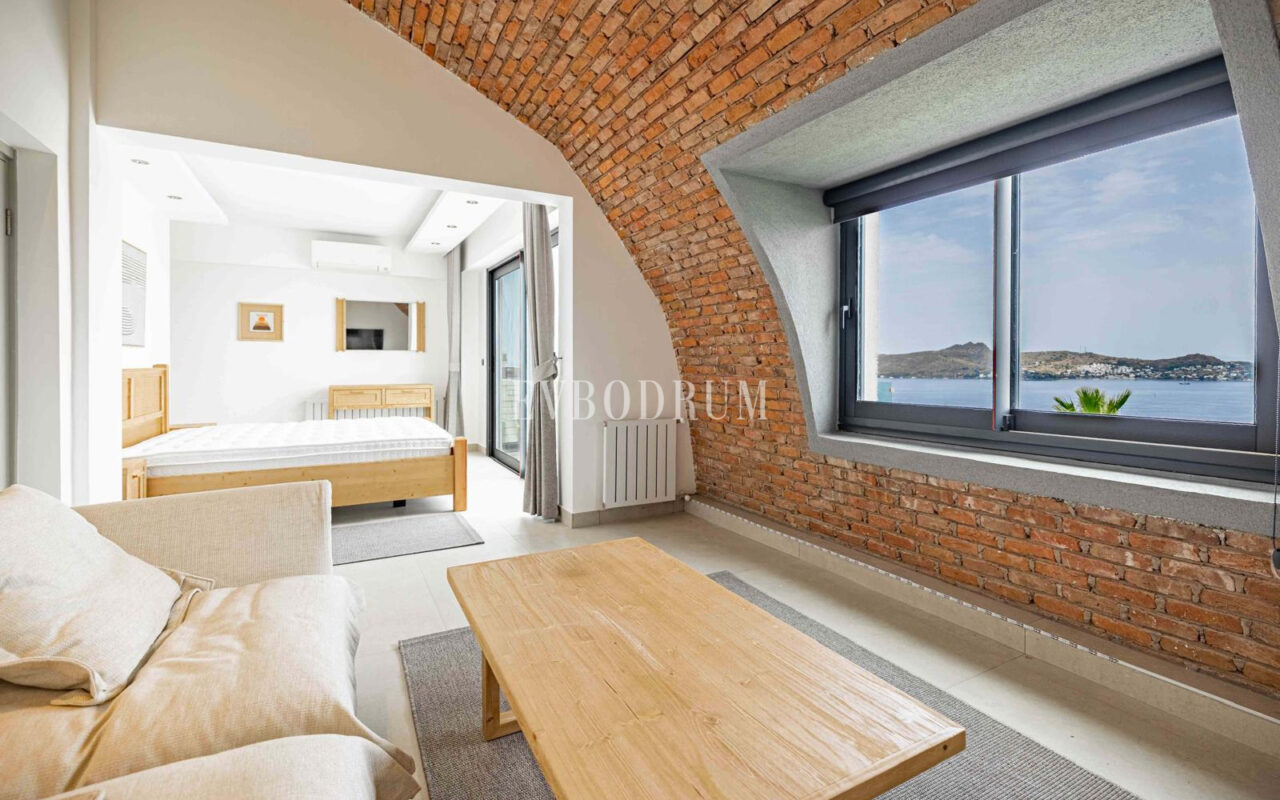 Tamamen yenilenmiş özel havuzlu ve deniz manzaralı müstakil ev