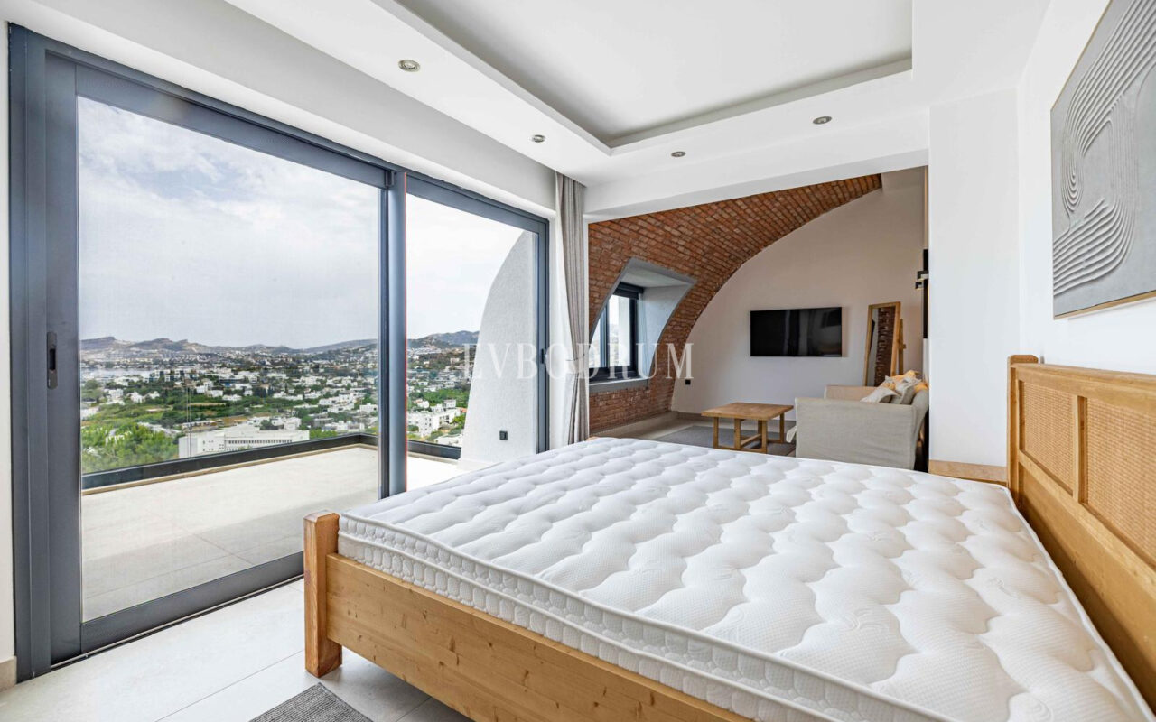 Tamamen yenilenmiş özel havuzlu ve deniz manzaralı müstakil ev