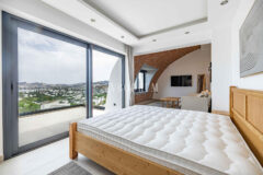 Tamamen yenilenmiş özel havuzlu ve deniz manzaralı müstakil ev