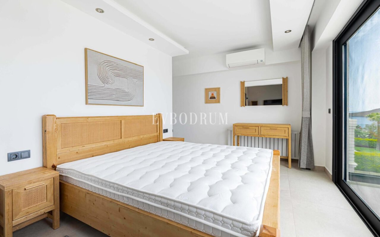 Tamamen yenilenmiş özel havuzlu ve deniz manzaralı müstakil ev