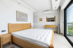 Tamamen yenilenmiş özel havuzlu ve deniz manzaralı müstakil ev