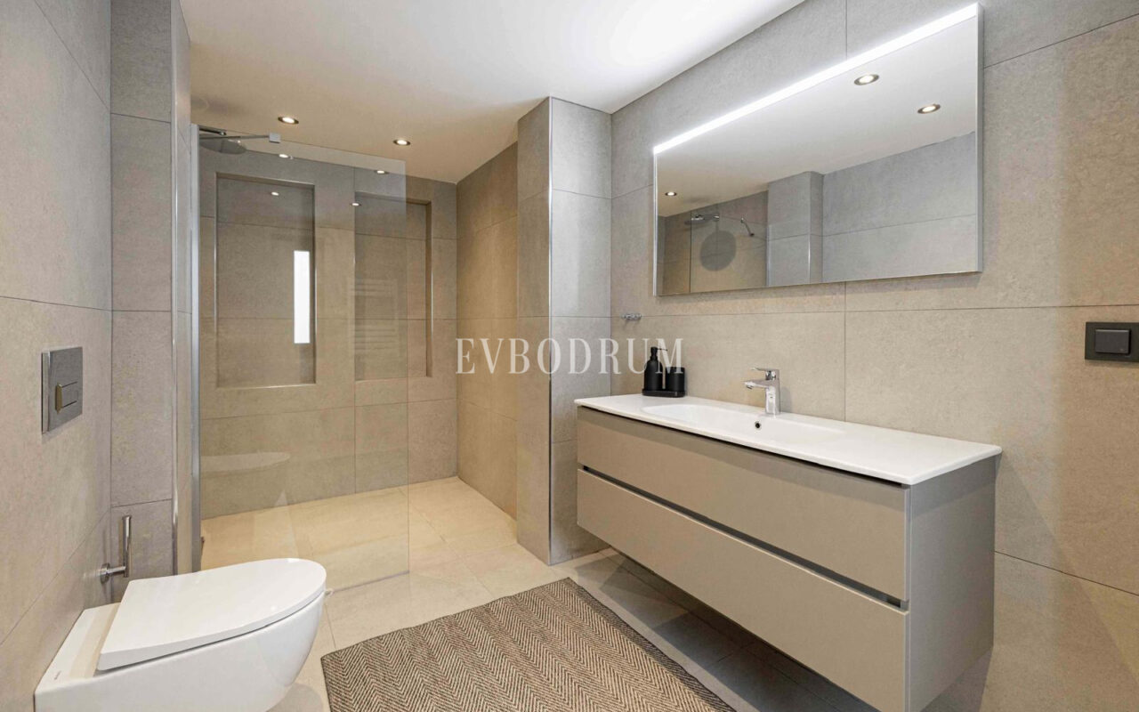 Tamamen yenilenmiş özel havuzlu ve deniz manzaralı müstakil ev