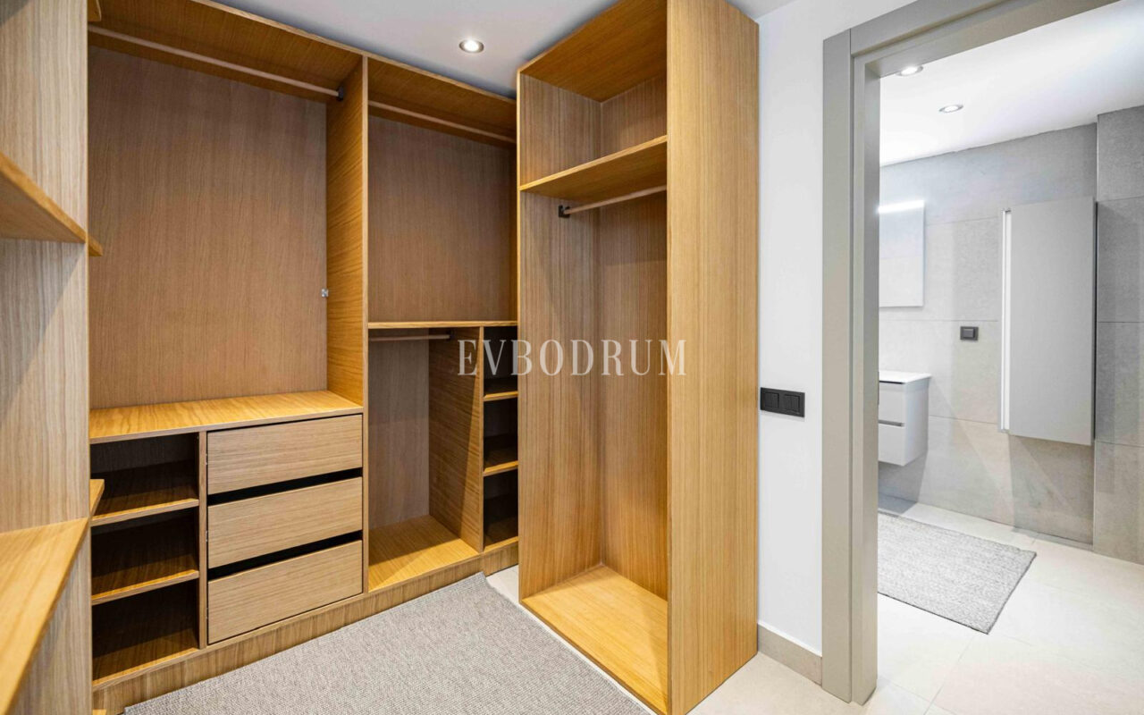 Tamamen yenilenmiş özel havuzlu ve deniz manzaralı müstakil ev