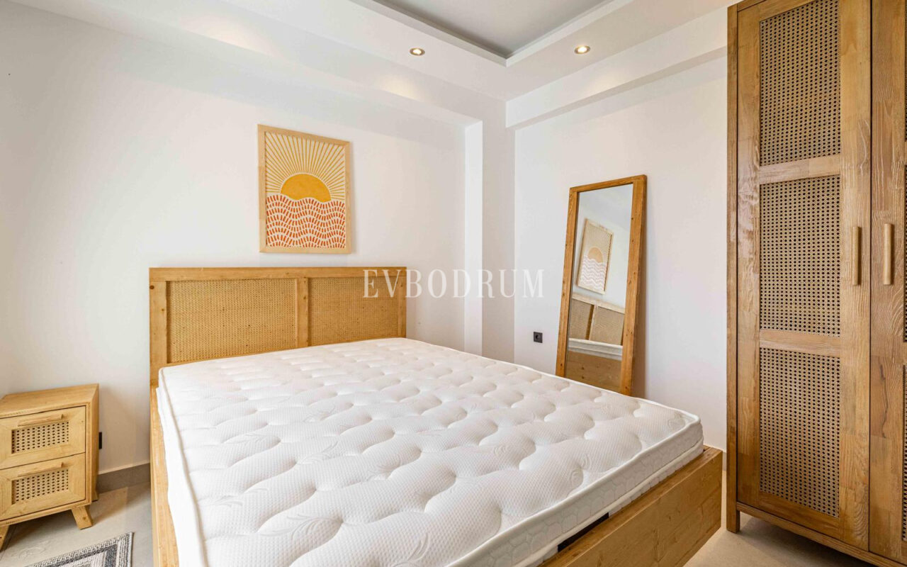 Tamamen yenilenmiş özel havuzlu ve deniz manzaralı müstakil ev