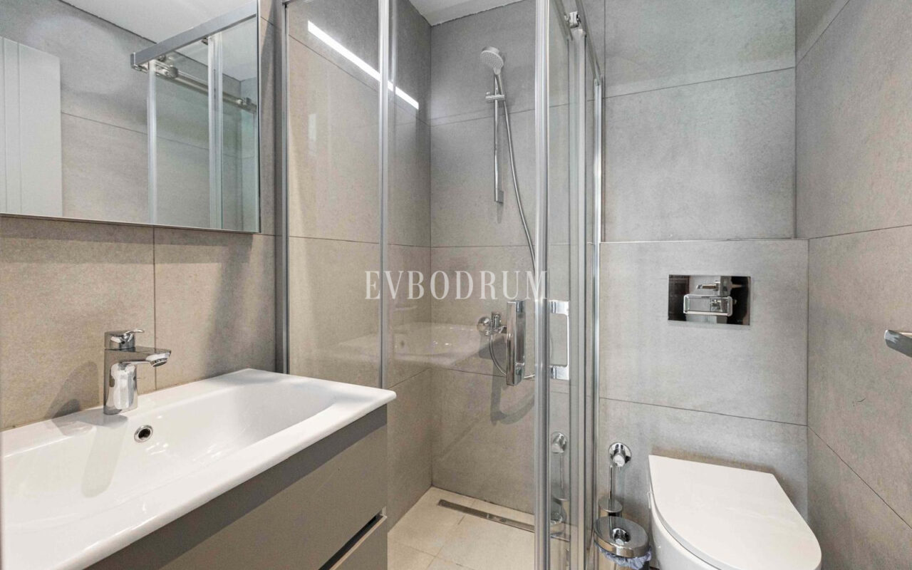 Tamamen yenilenmiş özel havuzlu ve deniz manzaralı müstakil ev