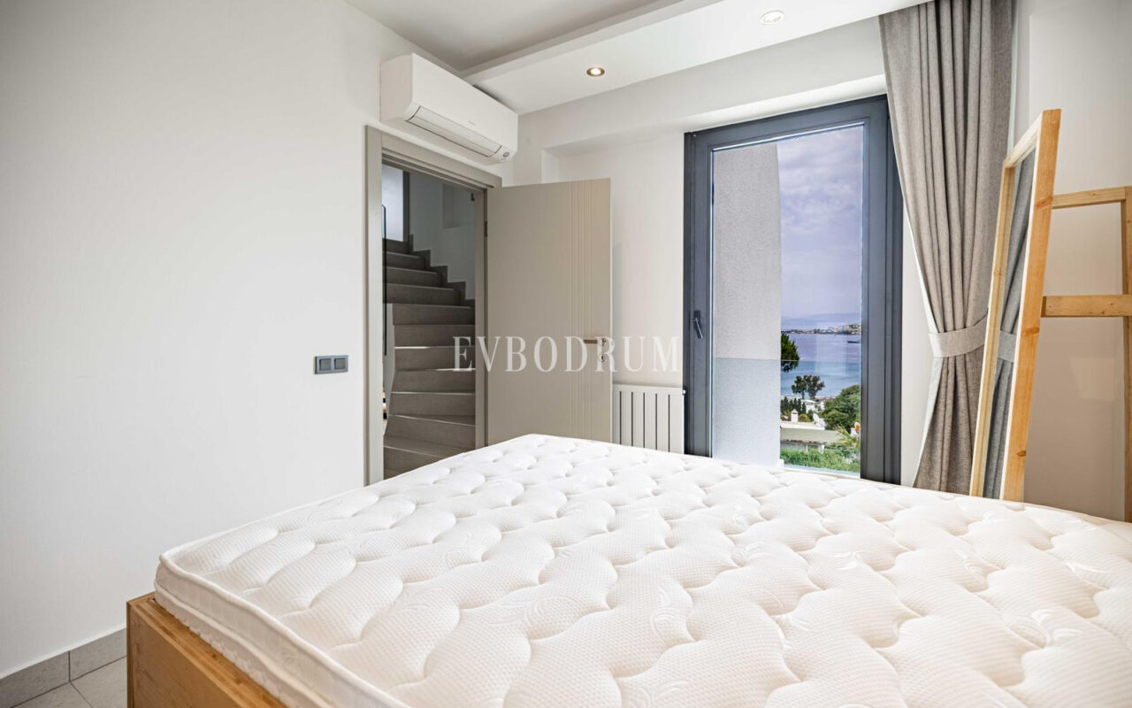 Tamamen yenilenmiş özel havuzlu ve deniz manzaralı müstakil ev