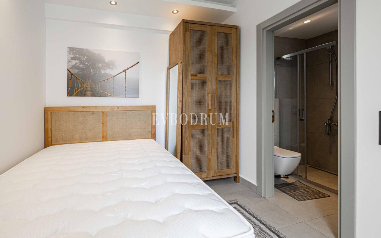 Tamamen yenilenmiş özel havuzlu ve deniz manzaralı müstakil ev