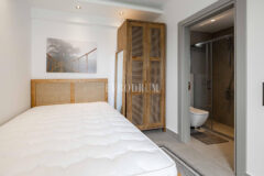 Tamamen yenilenmiş özel havuzlu ve deniz manzaralı müstakil ev