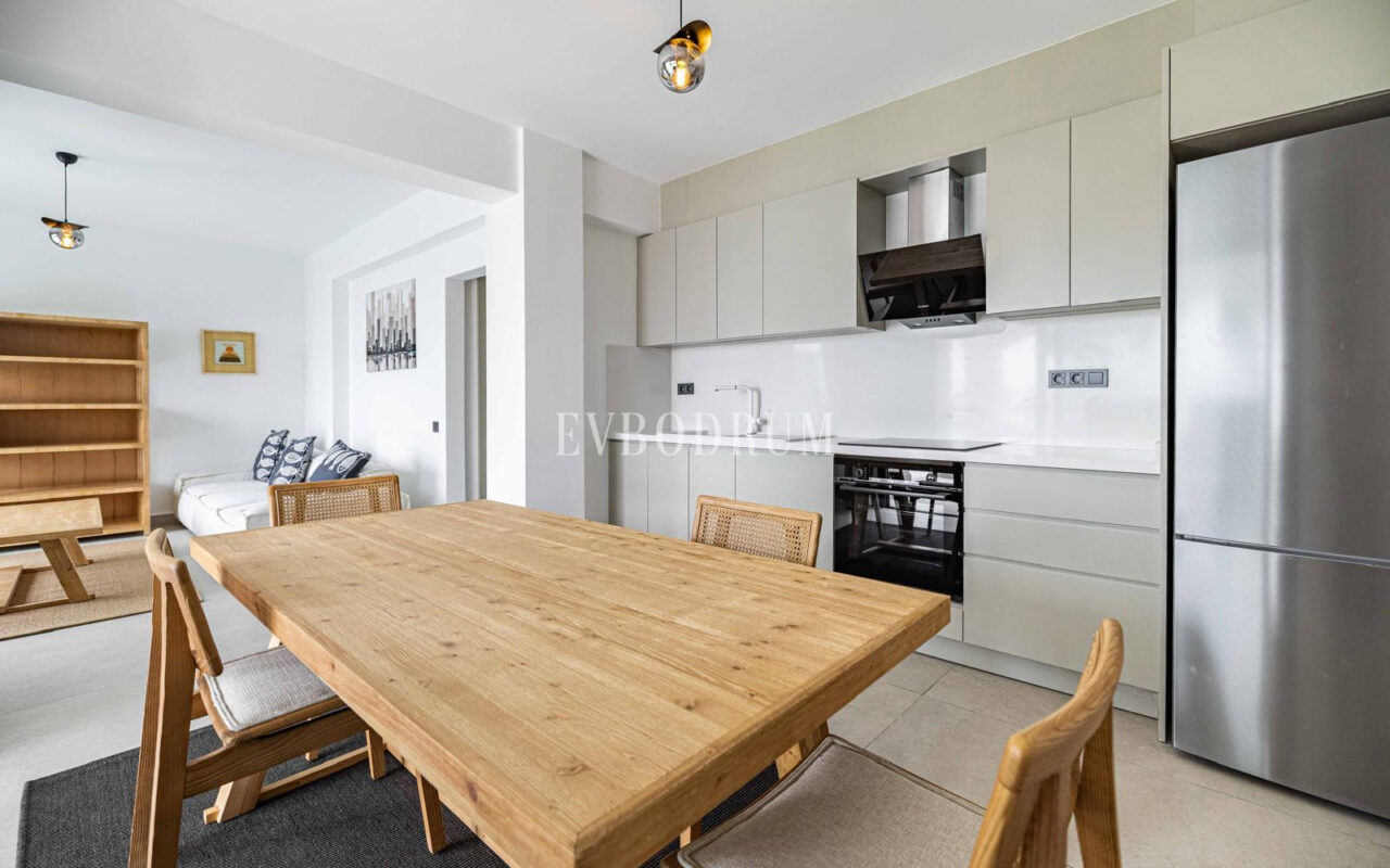 Tamamen yenilenmiş özel havuzlu ve deniz manzaralı müstakil ev