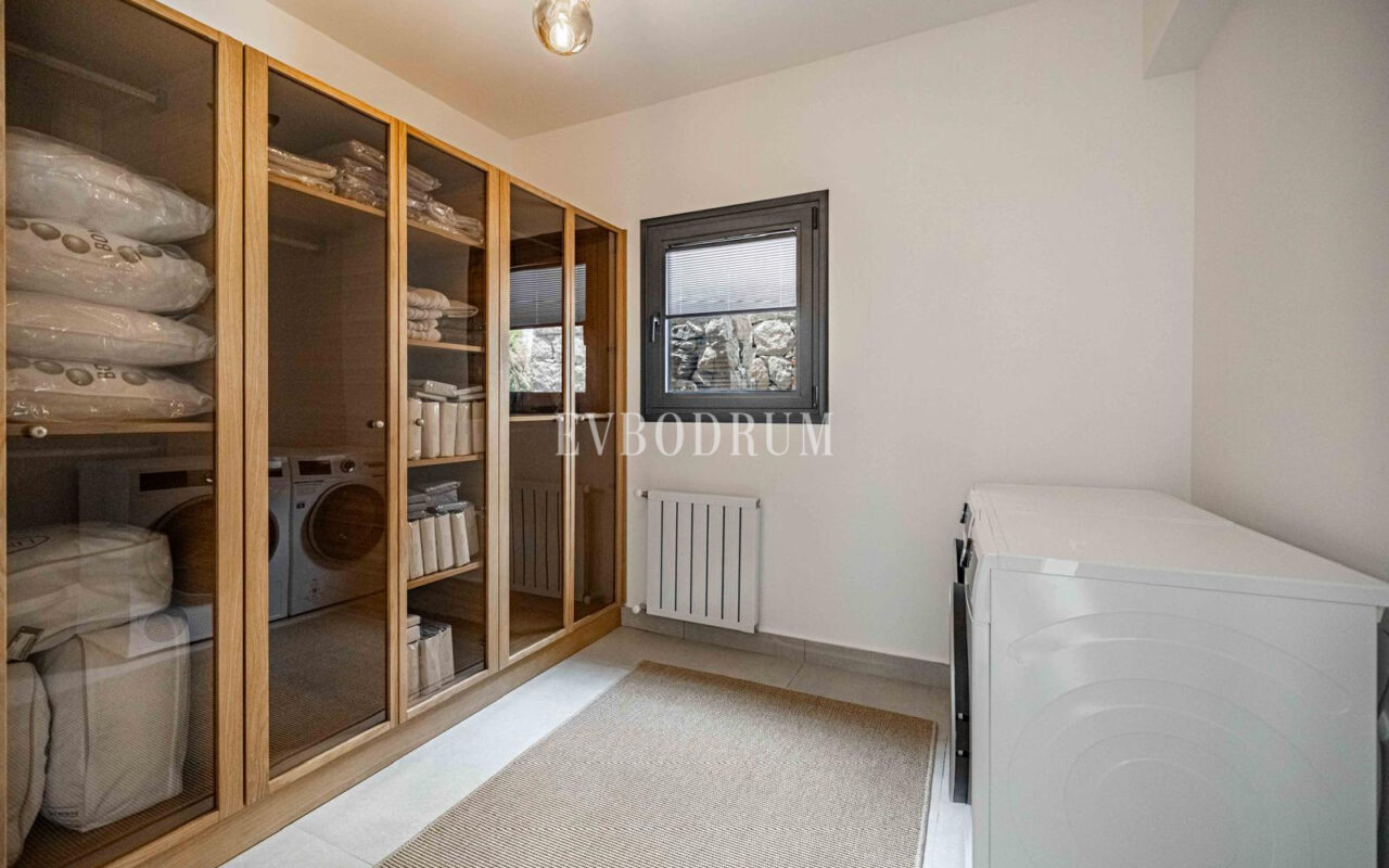 Tamamen yenilenmiş özel havuzlu ve deniz manzaralı müstakil ev