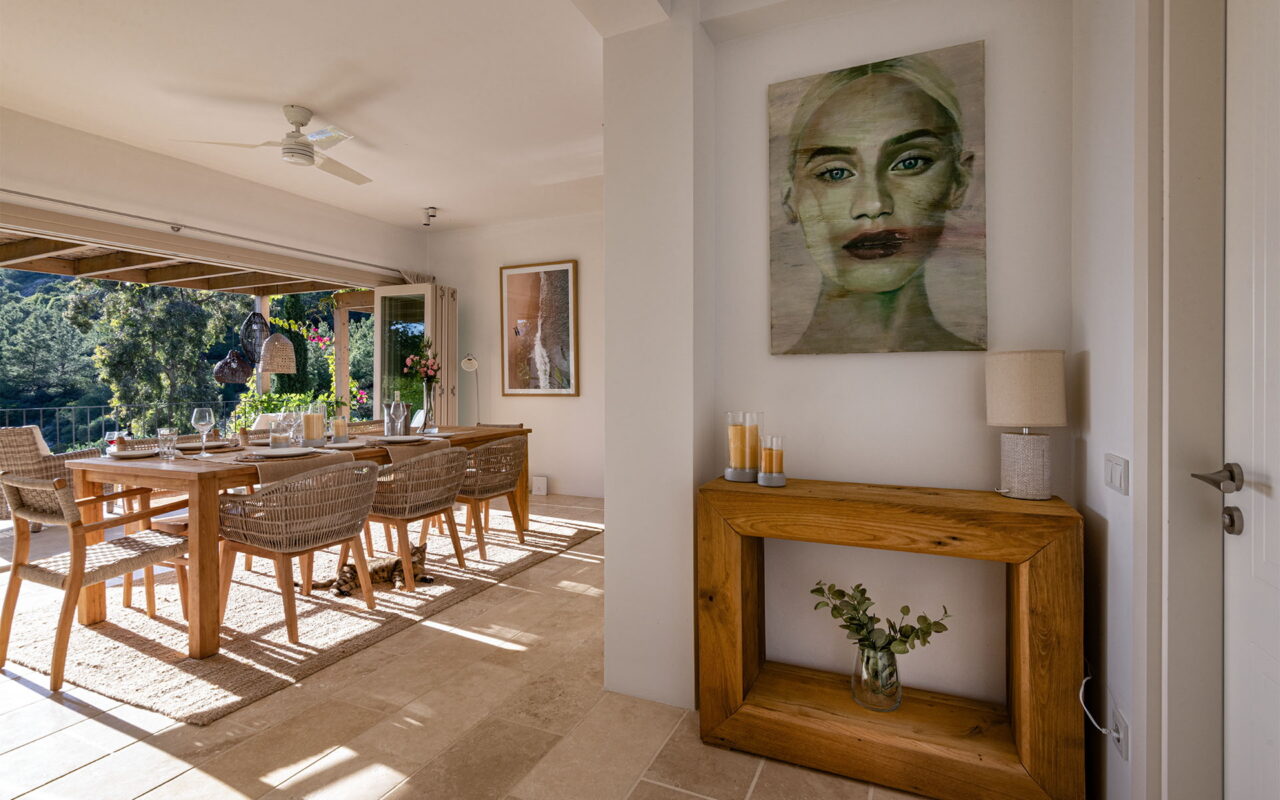 Misafir evi, havuz ve 5.025 m2 peyzajlı bahçesiyle eşsiz villa