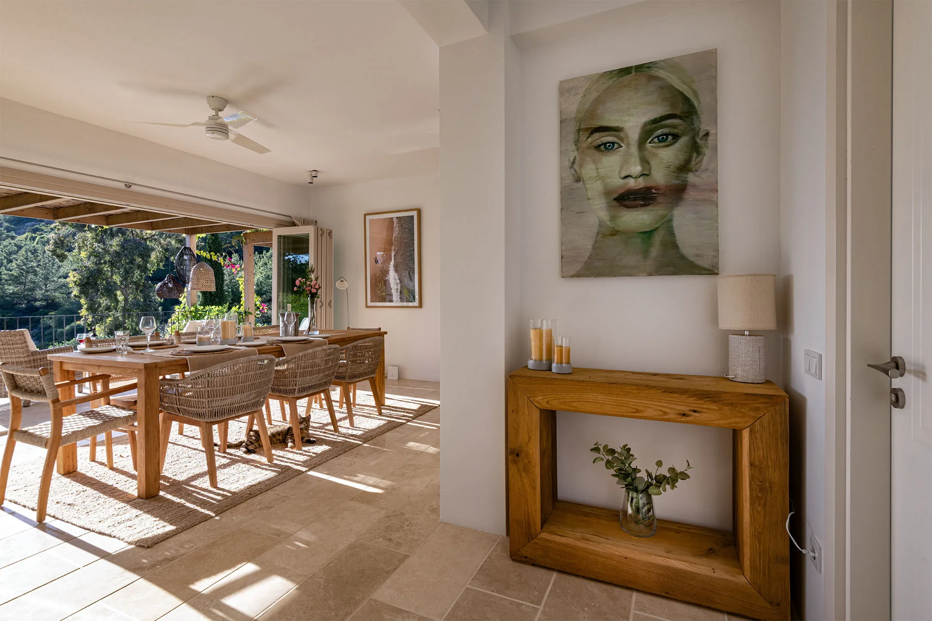 Misafir evi, havuz ve 5.025 m2 peyzajlı bahçesiyle eşsiz villa