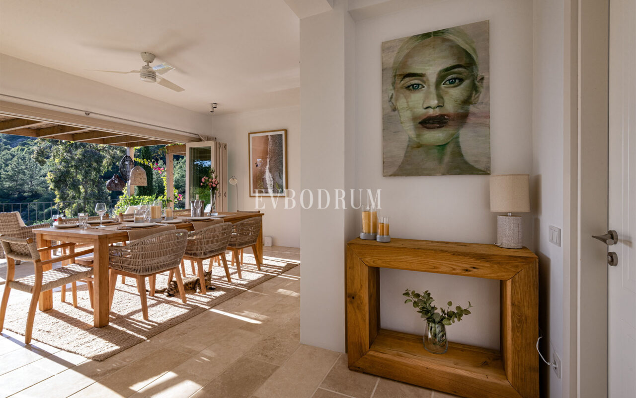 Misafir evi, havuz ve 5.025 m2 peyzajlı bahçesiyle eşsiz villa