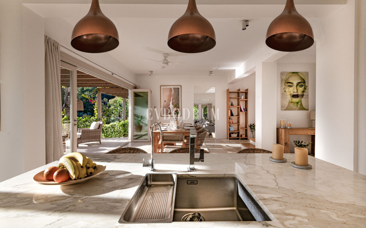 Misafir evi, havuz ve 5.025 m2 peyzajlı bahçesiyle eşsiz villa