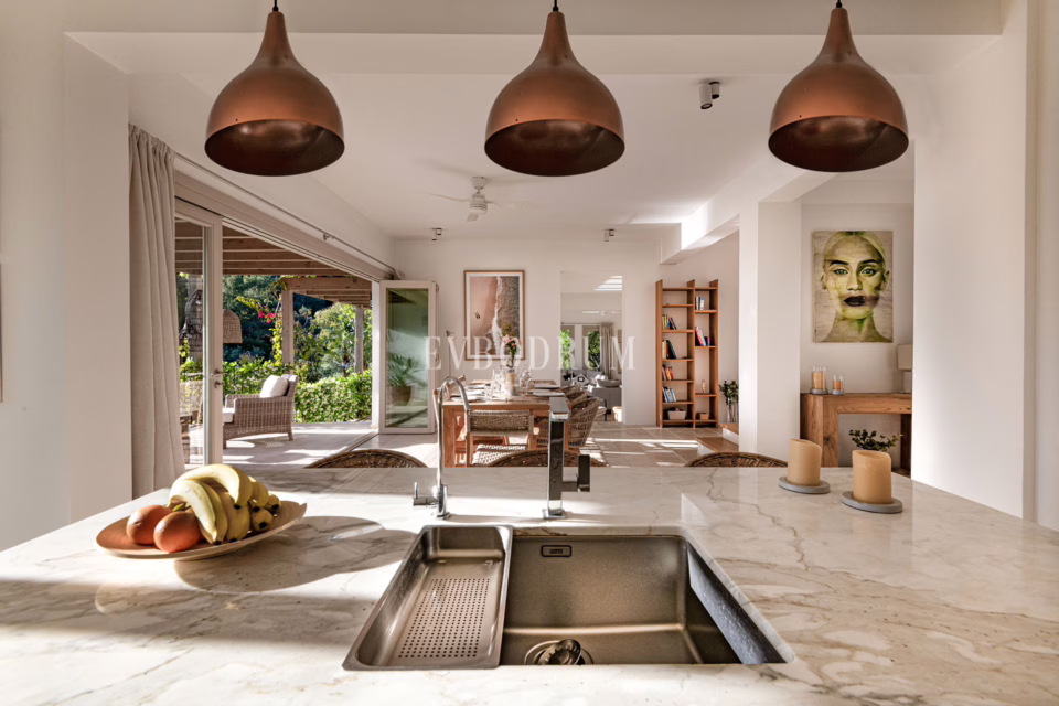 Aussergewöhnliche Villa und Gaestehaus mit grossem Land und Pool – Exceptional Villa And Guest House With Large Plot And Pool 68920380517B2