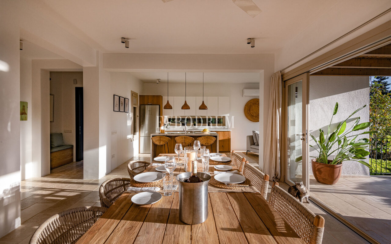 Misafir evi, havuz ve 5.025 m2 peyzajlı bahçesiyle eşsiz villa