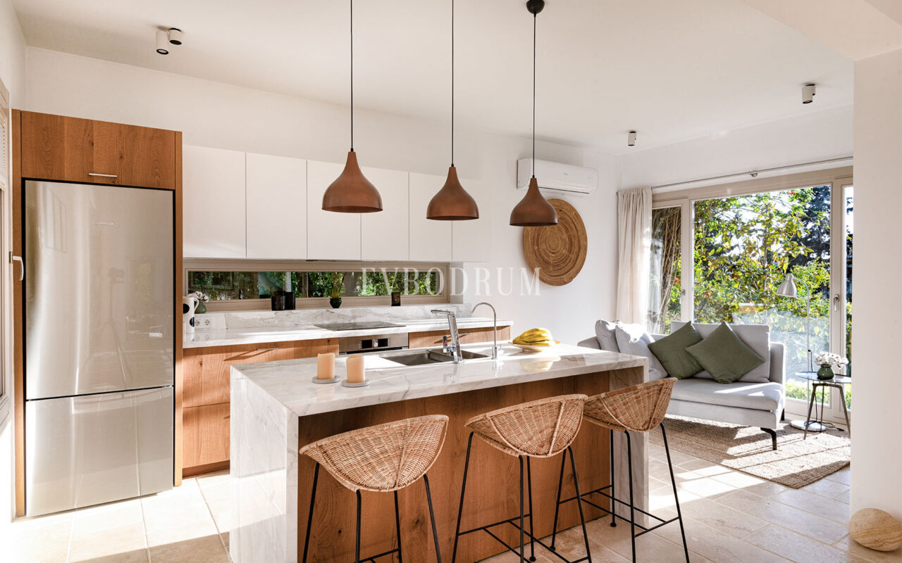 Misafir evi, havuz ve 5.025 m2 peyzajlı bahçesiyle eşsiz villa