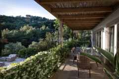 Misafir evi, havuz ve 5.025 m2 peyzajlı bahçesiyle eşsiz villa