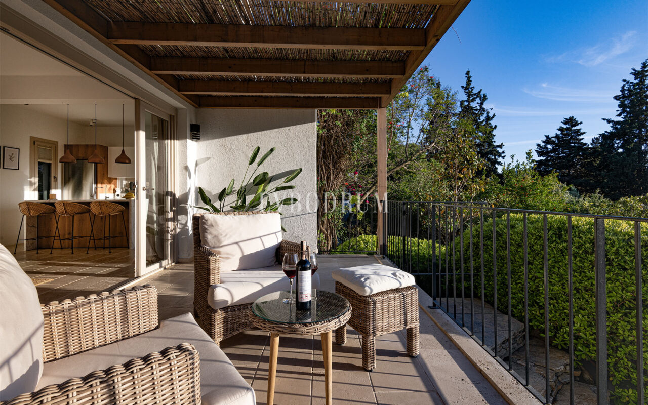 Misafir evi, havuz ve 5.025 m2 peyzajlı bahçesiyle eşsiz villa