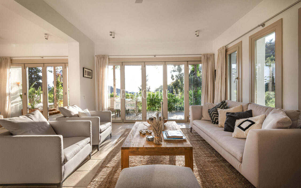 Misafir evi, havuz ve 5.025 m2 peyzajlı bahçesiyle eşsiz villa