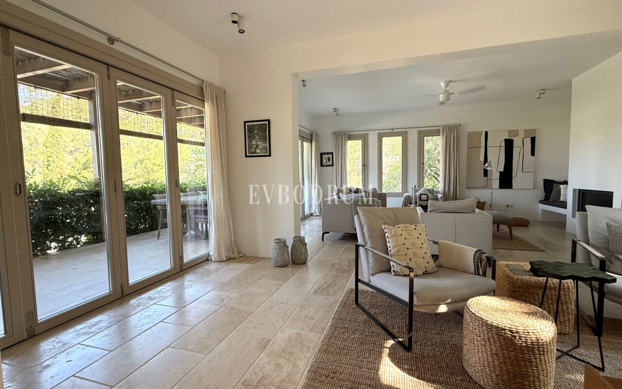 Misafir evi, havuz ve 5.025 m2 peyzajlı bahçesiyle eşsiz villa