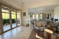 Misafir evi, havuz ve 5.025 m2 peyzajlı bahçesiyle eşsiz villa