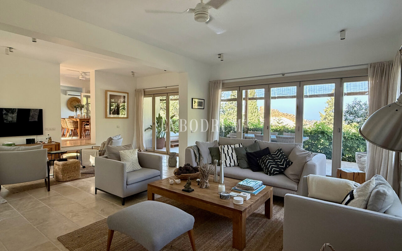 Misafir evi, havuz ve 5.025 m2 peyzajlı bahçesiyle eşsiz villa