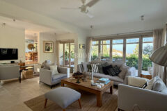 Misafir evi, havuz ve 5.025 m2 peyzajlı bahçesiyle eşsiz villa