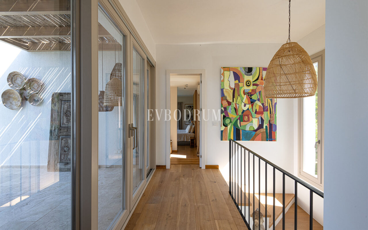 Misafir evi, havuz ve 5.025 m2 peyzajlı bahçesiyle eşsiz villa