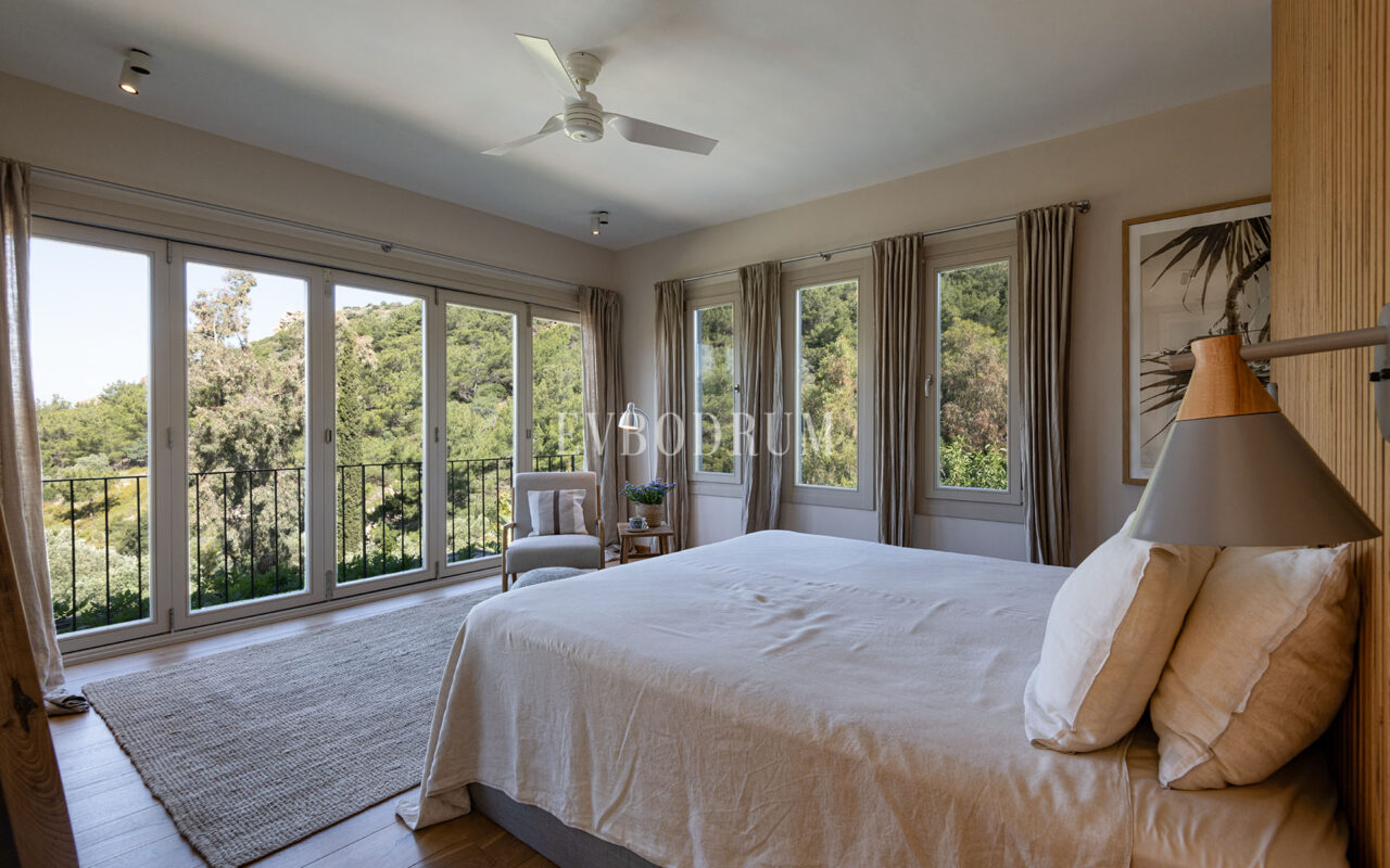 Misafir evi, havuz ve 5.025 m2 peyzajlı bahçesiyle eşsiz villa