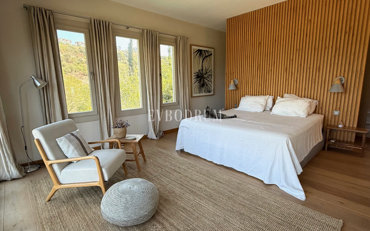 Misafir evi, havuz ve 5.025 m2 peyzajlı bahçesiyle eşsiz villa