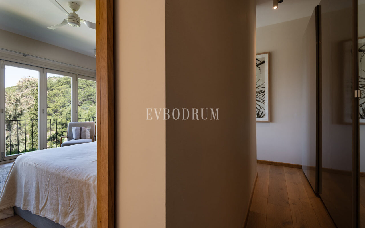 Misafir evi, havuz ve 5.025 m2 peyzajlı bahçesiyle eşsiz villa