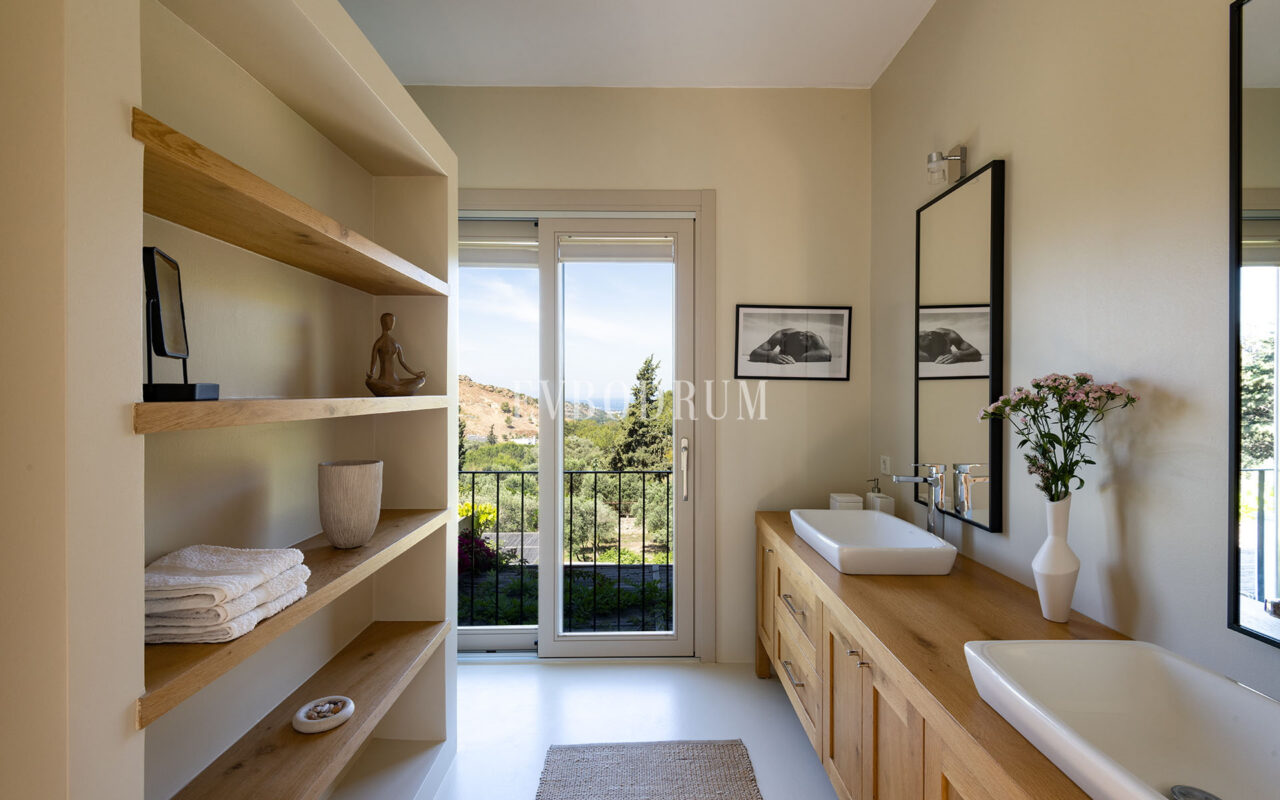 Misafir evi, havuz ve 5.025 m2 peyzajlı bahçesiyle eşsiz villa