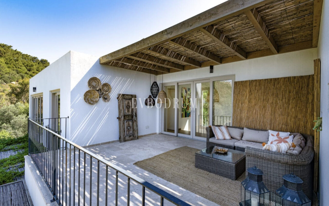 Misafir evi, havuz ve 5.025 m2 peyzajlı bahçesiyle eşsiz villa