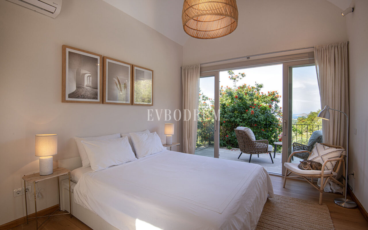 Misafir evi, havuz ve 5.025 m2 peyzajlı bahçesiyle eşsiz villa