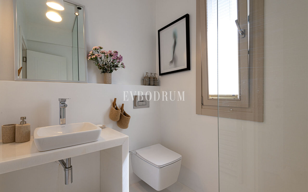 Misafir evi, havuz ve 5.025 m2 peyzajlı bahçesiyle eşsiz villa