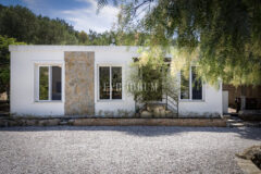 Misafir evi, havuz ve 5.025 m2 peyzajlı bahçesiyle eşsiz villa