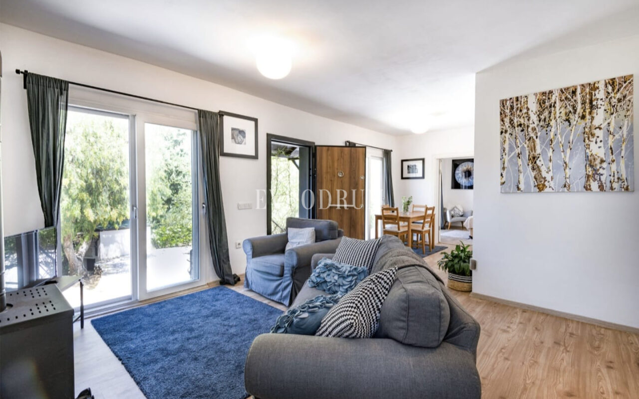 Misafir evi, havuz ve 5.025 m2 peyzajlı bahçesiyle eşsiz villa