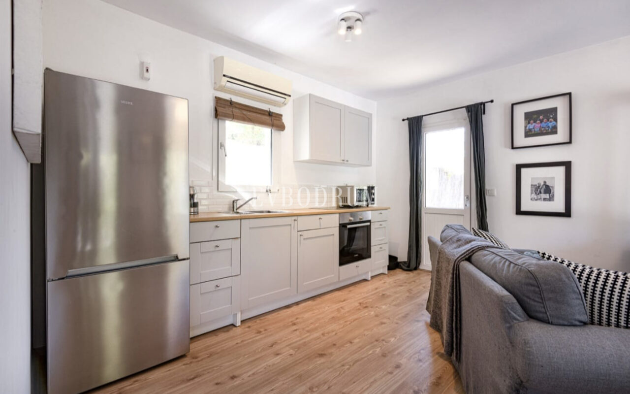 Misafir evi, havuz ve 5.025 m2 peyzajlı bahçesiyle eşsiz villa