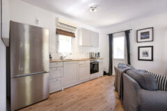 Misafir evi, havuz ve 5.025 m2 peyzajlı bahçesiyle eşsiz villa