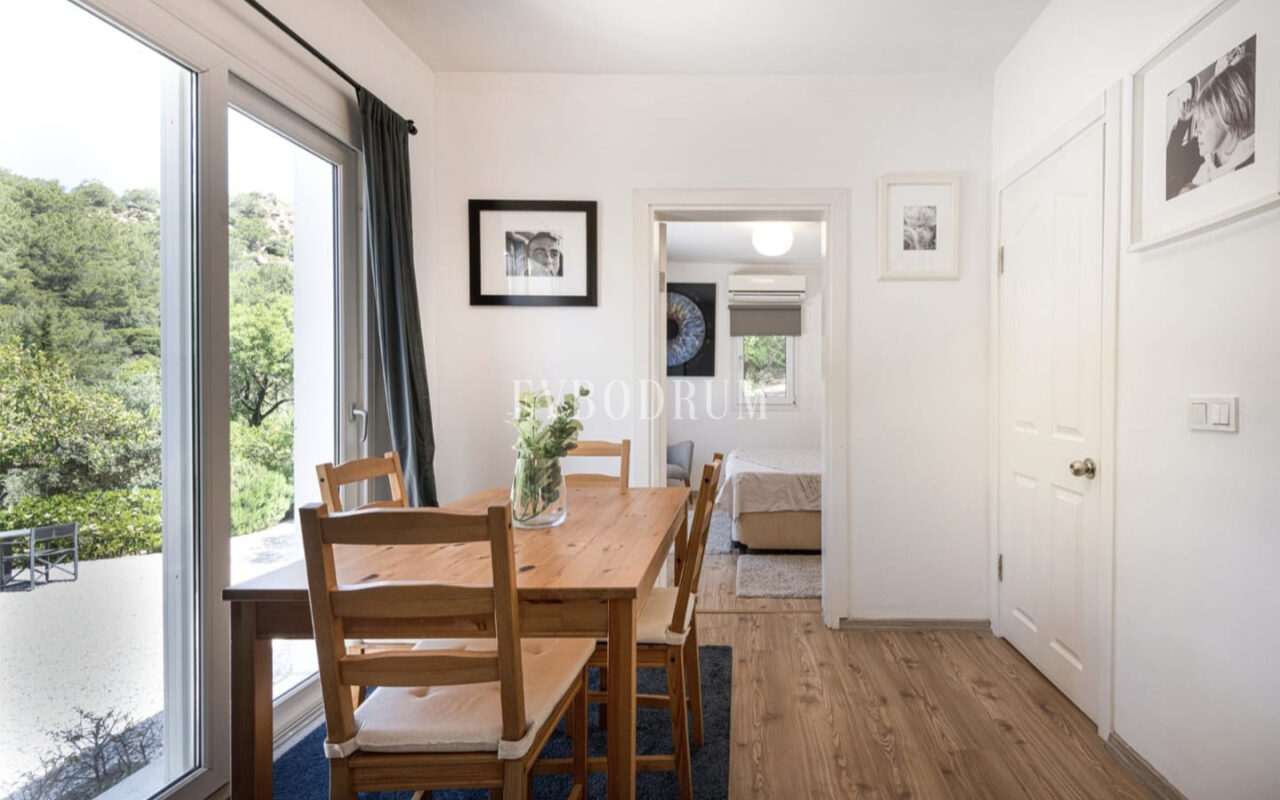 Misafir evi, havuz ve 5.025 m2 peyzajlı bahçesiyle eşsiz villa