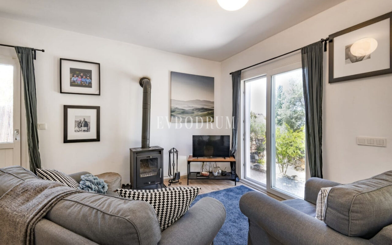 Misafir evi, havuz ve 5.025 m2 peyzajlı bahçesiyle eşsiz villa