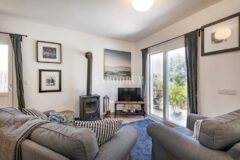 Misafir evi, havuz ve 5.025 m2 peyzajlı bahçesiyle eşsiz villa