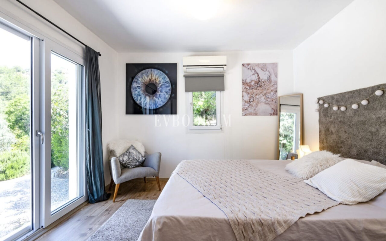 Misafir evi, havuz ve 5.025 m2 peyzajlı bahçesiyle eşsiz villa