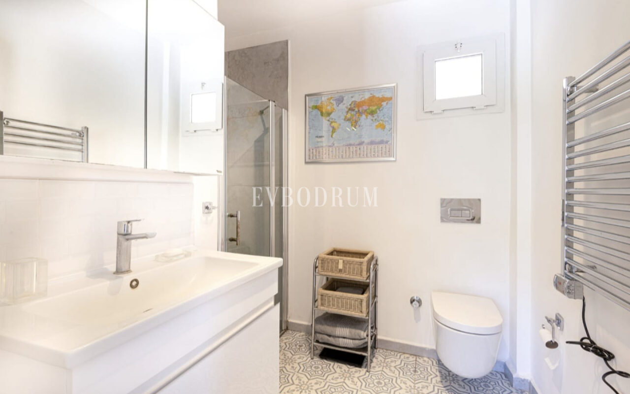 Misafir evi, havuz ve 5.025 m2 peyzajlı bahçesiyle eşsiz villa