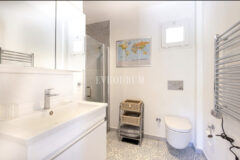 Misafir evi, havuz ve 5.025 m2 peyzajlı bahçesiyle eşsiz villa